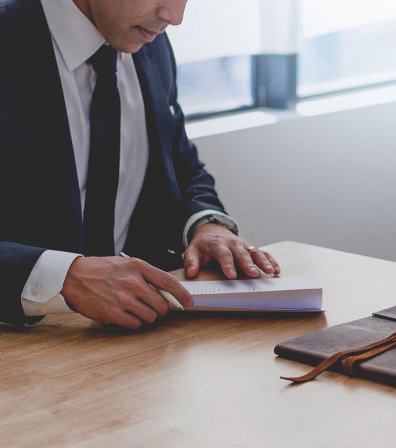 Dirigeant consultant un dossier