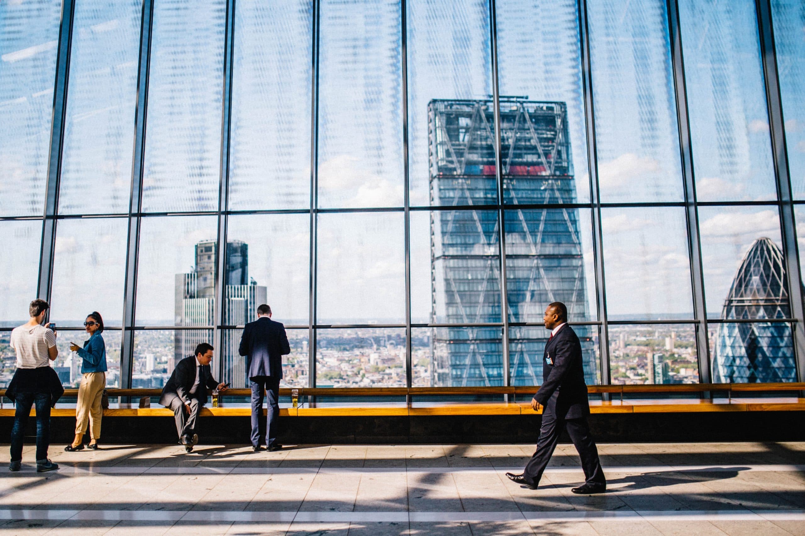 Professionnels dans un immeuble de bureaux face à la ville