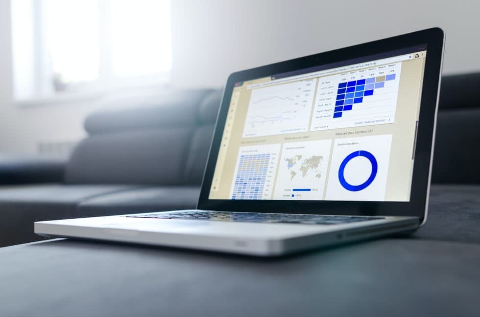 Ordinateur affichant des graphiques d'analyse