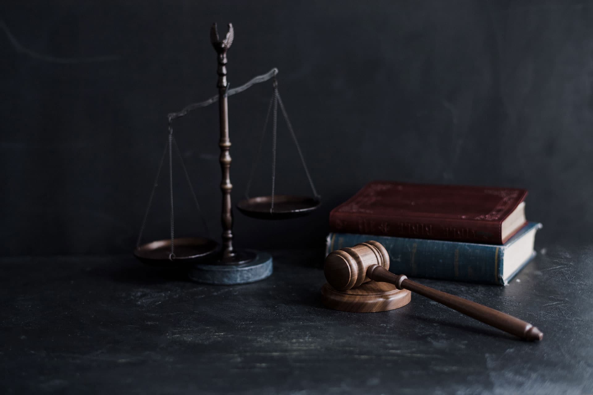 Balance, marteau et ouvrages